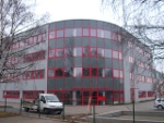 halbrundes, pinkes Bürogebäude