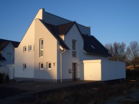 Blick von der Strasse auf Eingang und Garage