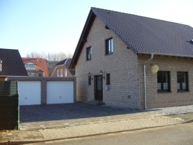 Blick von der Strasse auf Eingang und Garagen